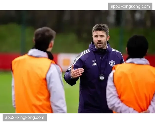 卡里克缩短训练时间提升强度,细节调整重塑曼联更衣室氛围 卡里克缩短训练时间提升强度,细节调整重塑曼联更衣室氛围